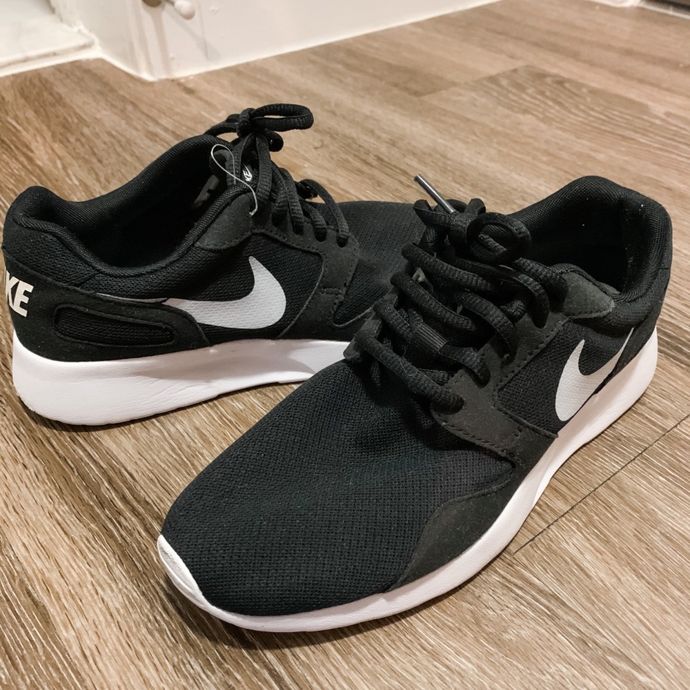 Black womens nikes athletic running shoes size 7